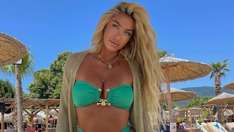 Adelina Tahiri merr vëmendje me pozat e reja në plazh teksa tregon pasuritë trupore