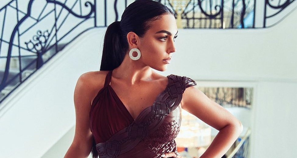 Georgina tregon gjoksin nga afër derisa merr vitamin D