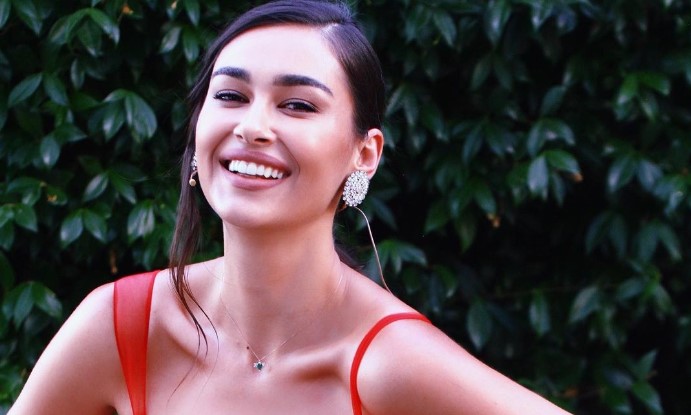 Adrola Dushi shfaqet elegante në fustan të kuq