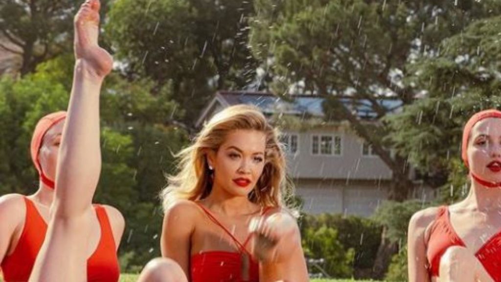 Rita Ora publikon prapaskenat e xhirimit të klipit “You For Me”