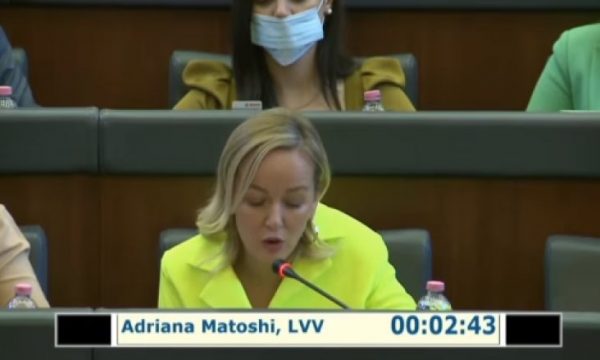 Shihni se çfarë u bën Adriana Matoshi gazetarëve në Kuvend