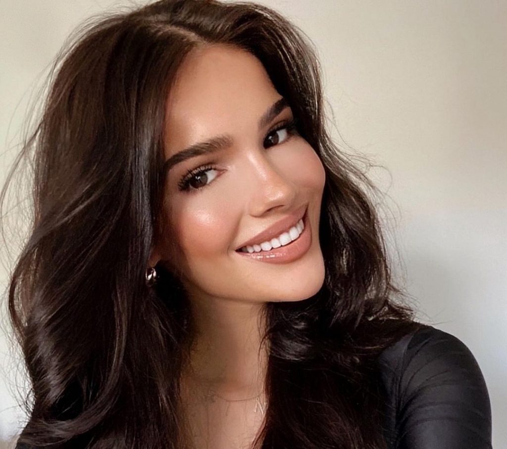 Arbenita me poza provokuese para pasqyrës, paraqitet joshëse në fustan të zi