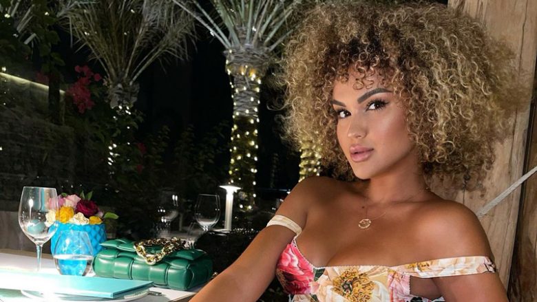 Arta Elezaj ekspozon linjat në bikini nga pushimet