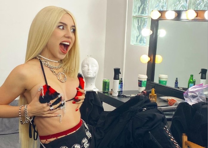 Ava Max shfaqet e zjarrtë teksa mban gjoksin me duar