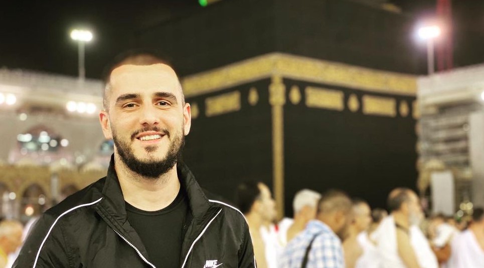 Gold Ag bëhet shkak që fansi ta lë duhanin, alkoolin dhe të filloj faljen