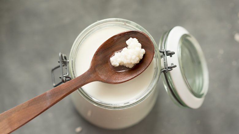 Dietë: Me kefir (kos Kaukazi) shpejt do të humbni kilogramët