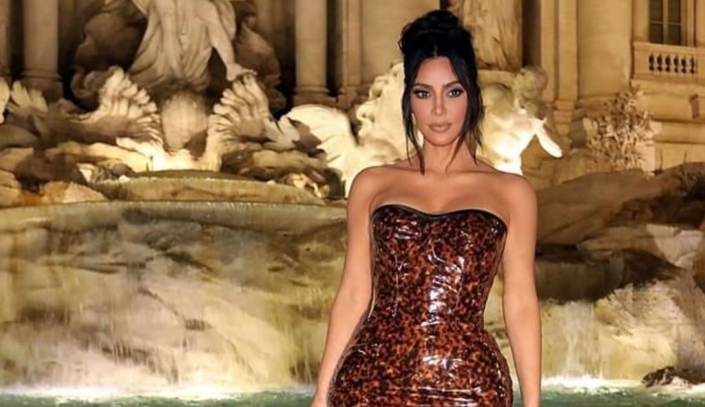 Nga Roma, Kim Kardashian ekspozon linjat perfekte në fustan leopard