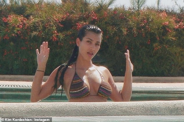Kim Kardashian ndau dy foto mahnitëse të kthimit nga dy dekada më parë me ndjekësit e saj në Instagram të Martën.