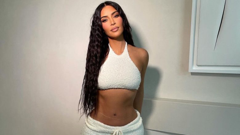 Kim Kardashian del me veshje lëkure kokë e këmbë ndërsa mbërrin në New York