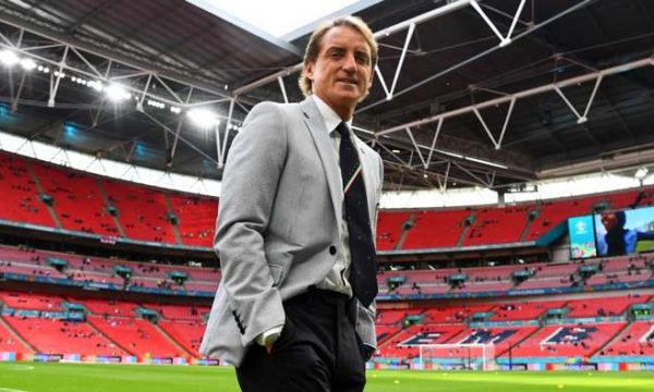 Kush e punon dhe sa kushton kostumi i trajnerit të Italisë, Roberto Mancini?