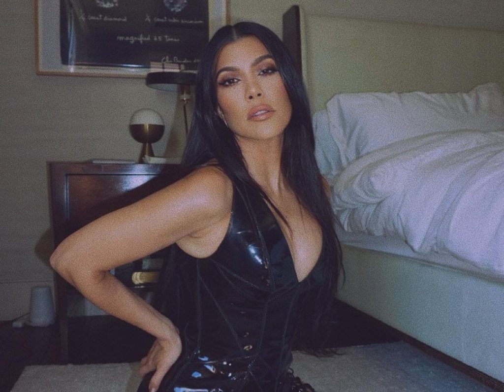 Kourtney Kardashian merrë vëmendje me pozat nga dhoma e gjumit