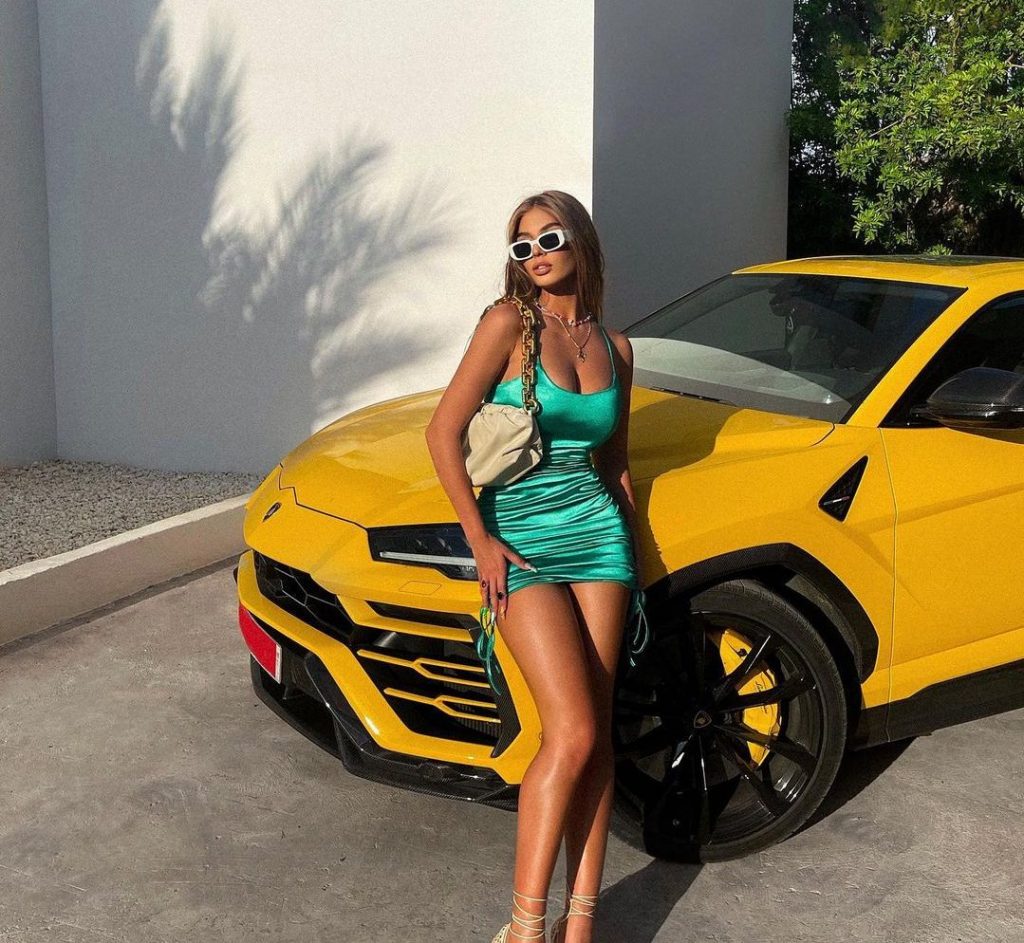 Trejsi vë në pah këmbët e gjata teksa mbështetet në veturën luksoze Lamborghini