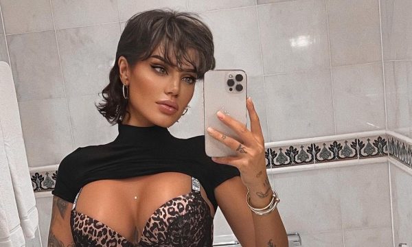 Morena Taraku pozon nudo teksa mbulon gjoksin me duar