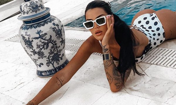 Morena poston foto me bikini duke u hedhur në pishinë, tregon aftësitë në not