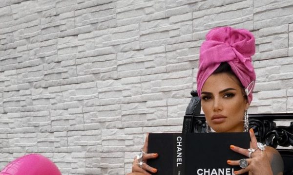 Morena publikon fotografinë vetëm me peshqir në kokë