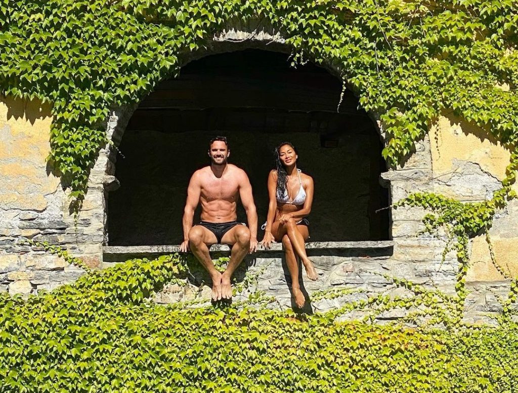 Nicole Scherzinger duket e bujshme ndërsa tregon muskujt e saj të tonifikuar në pushim me Thom Evans