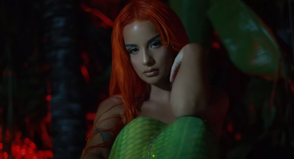Rina publikon imazhet atraktive me kostum sirene