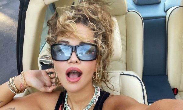 Rita zhvishet e tëra, mbulon gjoksin me fanellë të Anglisë