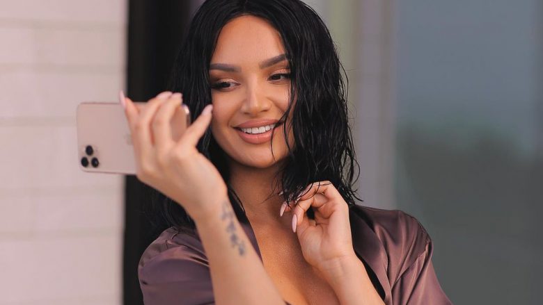 Samanta Karavella publikon këngën e re “Mama”