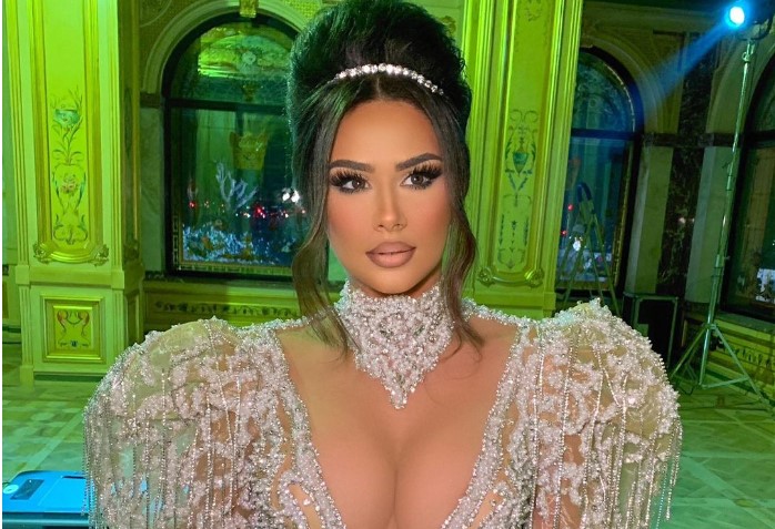 Shkenda Dubova pozon e zhveshur në shtrat