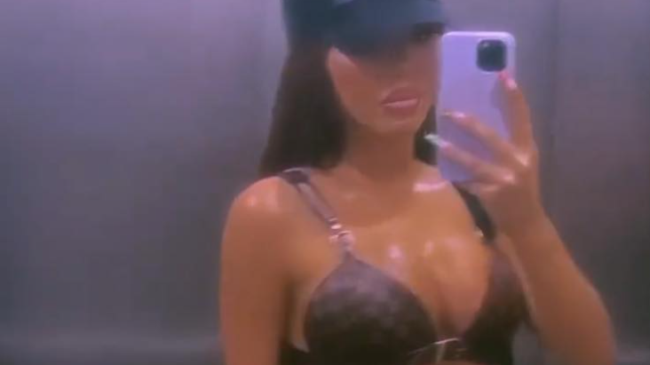 Tayna vjen me video në pasqyrë duke vënë në plan të parë linjat trupore