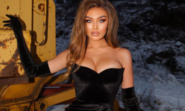 Trejsi Sejdini poston foto të nxehta në bikini derisa shijon diellin në Greqi