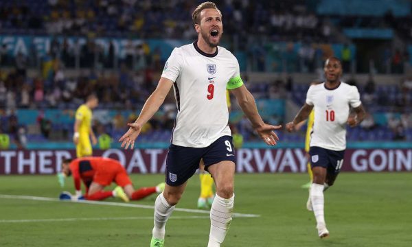 Anglia me spektakël kalon në gjysmëfinale
