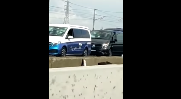 Breshri shkatërron me qindra vetura në Itali, bllokohet autostrada