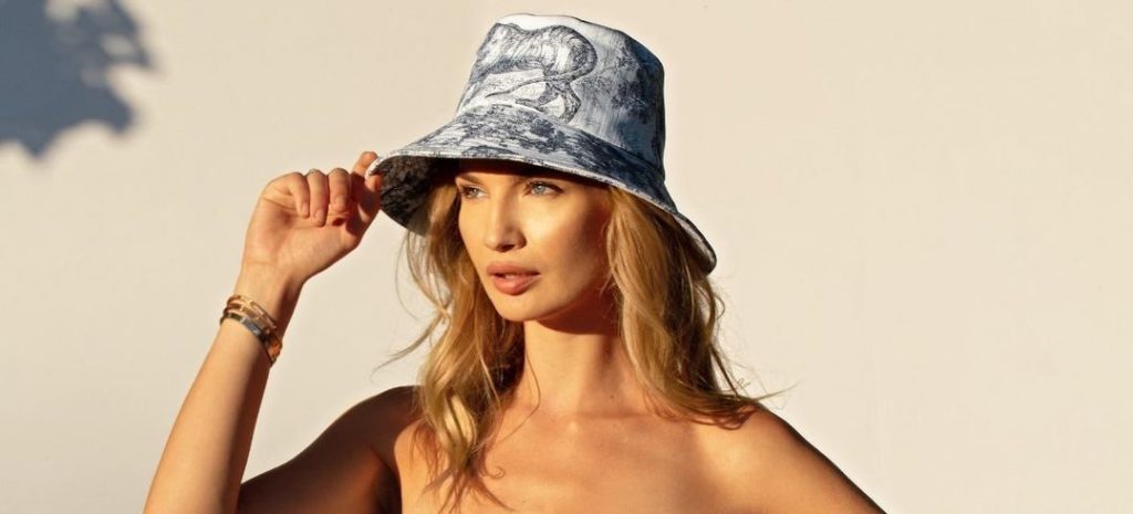 Xhesika Berberi provokon me videon në bikini duke vallëzuar