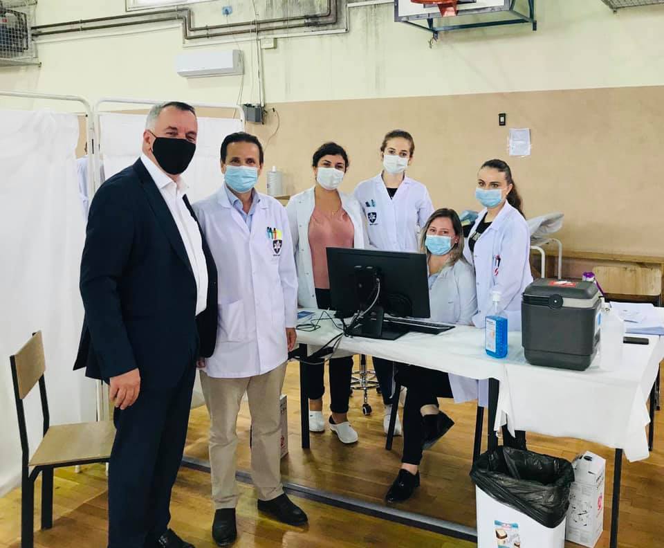 Kryetari Imri Ahmeti bënë thirrje për tu vaksinuar, falenderon mjekët
