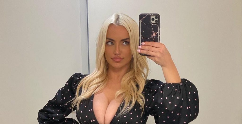 Lindsey Pelas josh ndjekësit duke vënë në pah linjat trupore në pasqyrë