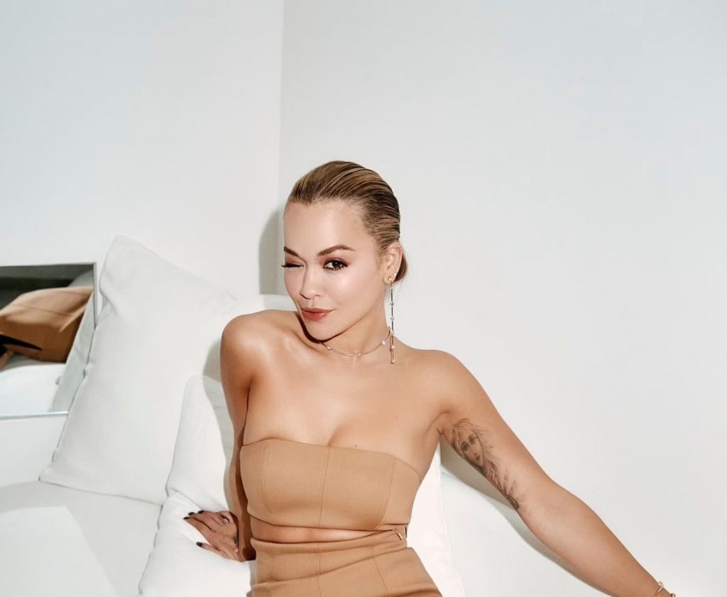 Rita Ora tërheq vëmendjen me veshjen bezhë të ngjitur pas trupit