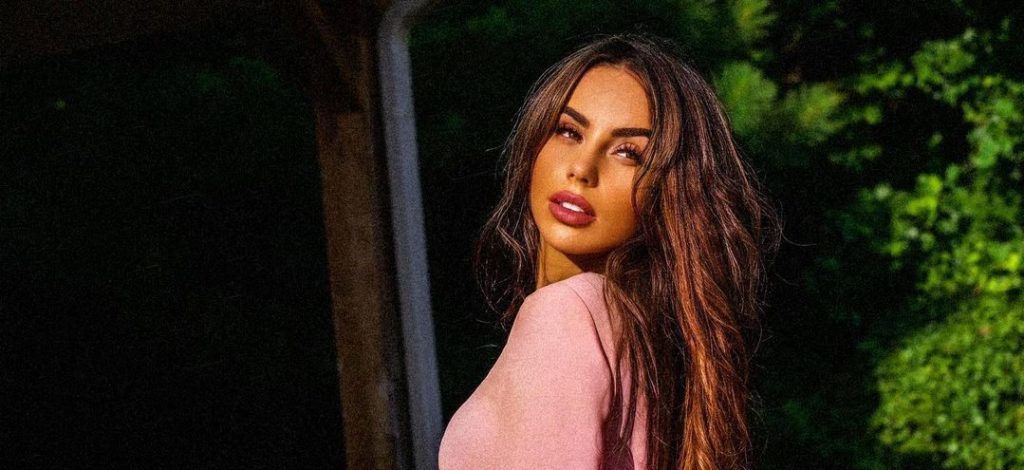 Linda Halimi ndan pamje të fizikut me veshjen ngjyrë rozë në rrjete sociale