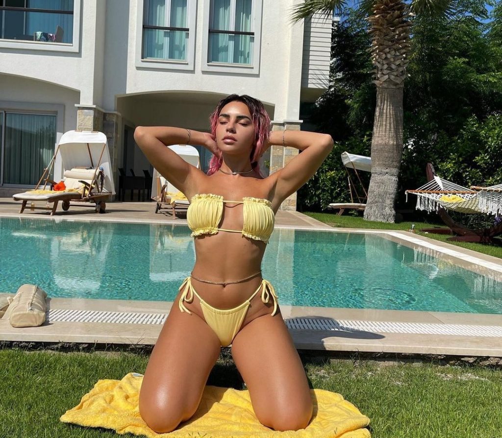 Kida sjell poza atraktive derisa ekspozon linjat e tonifikuara në bikini