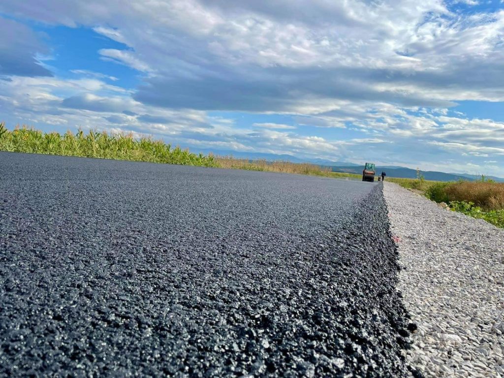 Komuna e Lipjanit njofton se ka përfunduar asfaltimi i rrugës Lluga-Radevë