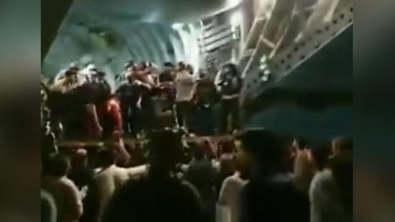 Situatë kaotike në aeroportin e Kabulit, afganët po tentojnë me çdo kusht të futen në aeroplanët transportues – ambasadori francez filmon evakuimin