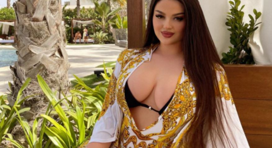 Enca e quan jetë pushimin në plazh me poza në bikini