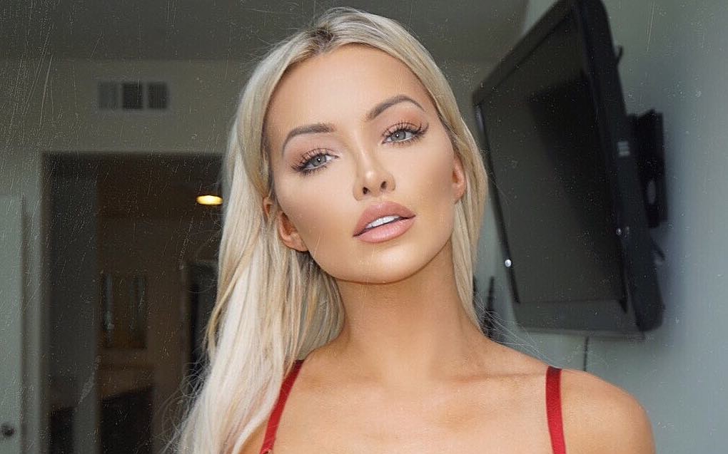 Lindsey Pelas vë në fokus gjoksin e bujshëm në foton e publikuar