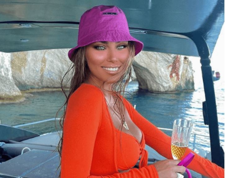 Modelja e njohur “çmend” fansat me pozat nga jahti luksoz