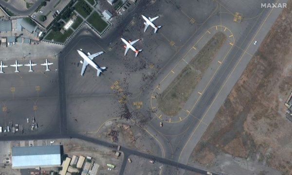 Kaosi në Aeroportin e Kabulit: Grumbulli i njerëzve shihet edhe nga pamjet satelitore