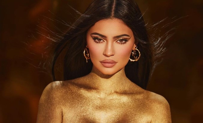 Kylie Jenner merr vëmendje me pozat topless duke promovuar koleksionin e saj ‘Kylie Cosmetics’