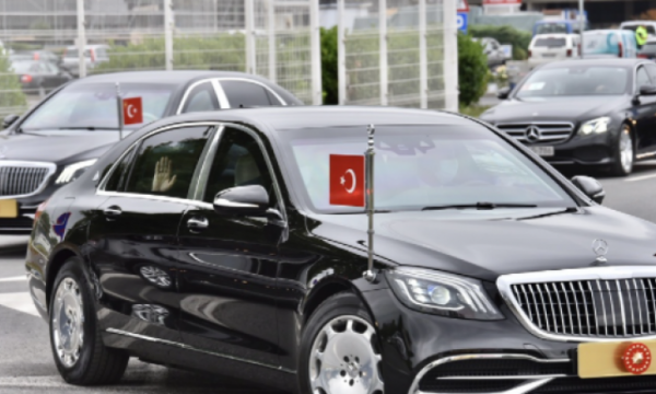 Me dy helikopterë dhe dhjetëra makina shoqëruese, Erdogan mbërrin në Bosnjë Hercegovinë