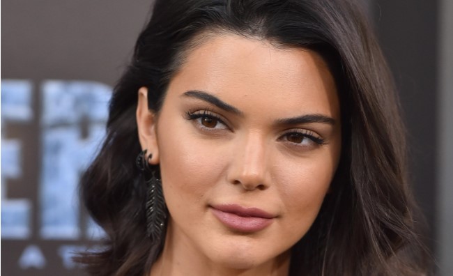 Kendall Jenner tërheq në mënyrë joshëse pjesën e poshtme të bikinit teksa e vë trupin e saj në pistë