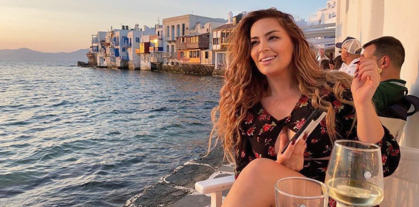 Rozana Radi merr vëmendje me pozat në Mykonos