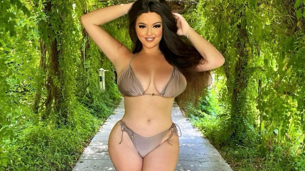 Enca Haxhiu sjell pozën joshëse në bikini nga pushimet