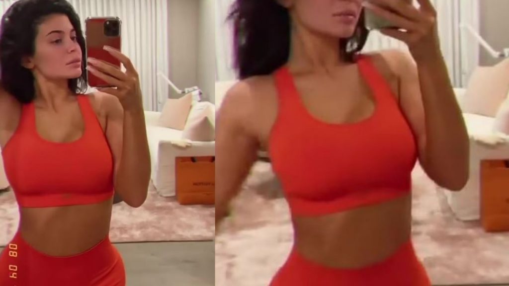 Kylie Jenner ekspozon linjat trupore me veshje sportive para pasqyrës