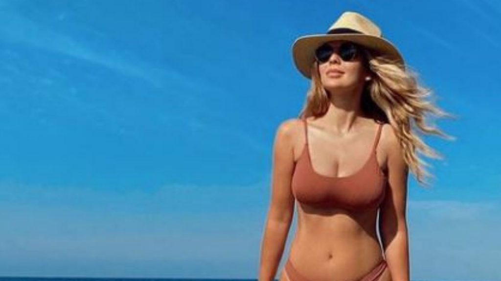 Argjentina Ramosaj pozon në bikini nga bregdeti