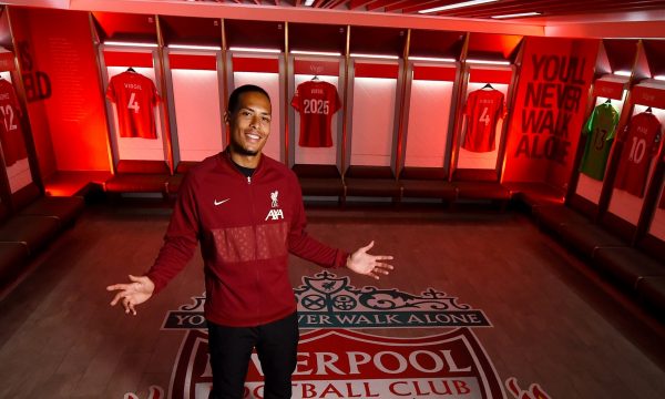 Zyrtare: Liverpooli e blindon Van Dijkun