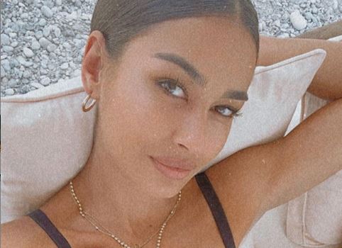 Adriola Dushi me fotografi joshëse në bikini, pozon e shtrirë pranë ujit