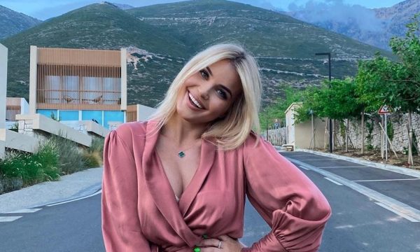 Afrona shfaqet përsëri plot stil në rrugë